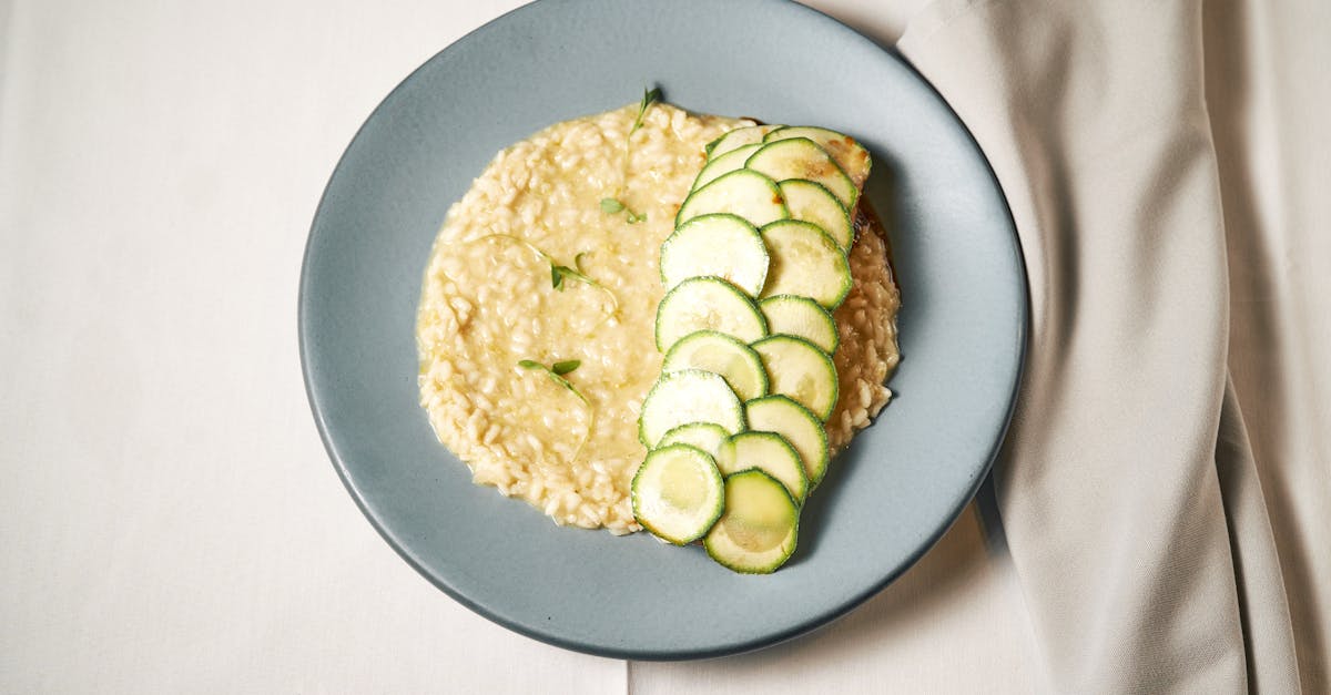 découvrez notre recette crémeuse de risotto aux courgettes, un plat savoureux et facile à préparer pour toutes les occasions.