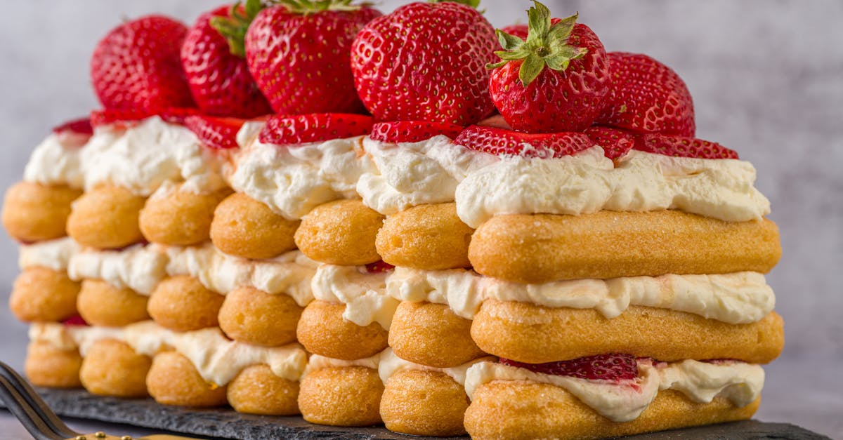 découvrez une recette délicieuse de bûche de noël à la fraise, parfaite pour un dessert festif et fruité.