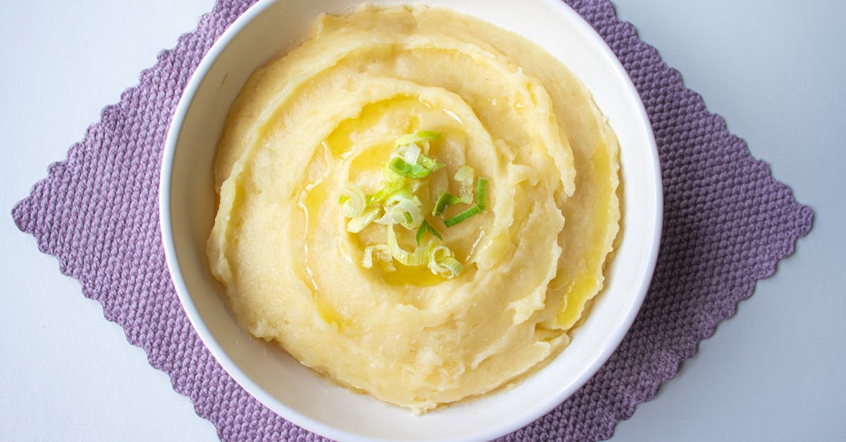 découvrez une recette facile et savoureuse de purée de pois verts et pommes de terre, parfaite pour accompagner vos plats préférés.
