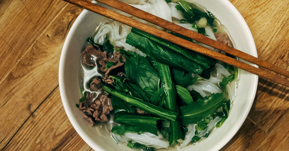 découvrez la recette traditionnelle de la soupe pho, un délicieux bouillon vietnamien parfumé aux épices, servi avec des nouilles de riz, des herbes fraîches et de la viande tendre.