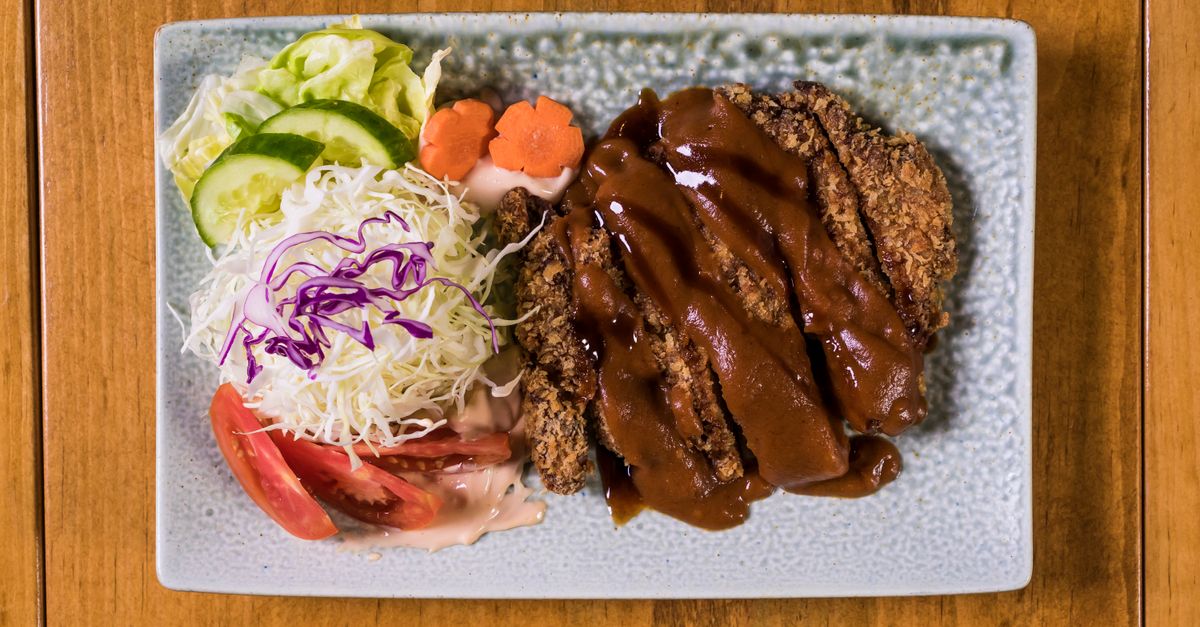 découvrez la sauce tonkatsu, une délicieuse sauce japonaise sucrée et salée parfaite pour accompagner votre tonkatsu croustillant et relever vos plats.