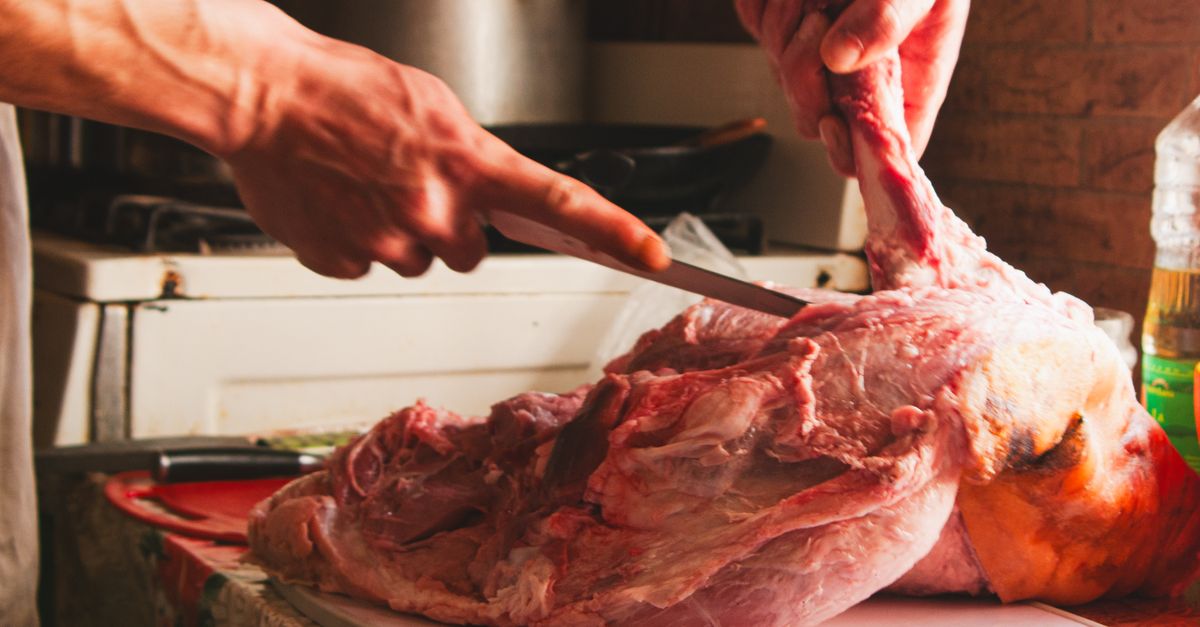 découvrez la préparation traditionnelle du lard de colonnata, un délice italien artisanal à base de morceaux de porc salés et affinés dans des vasques de marbre.