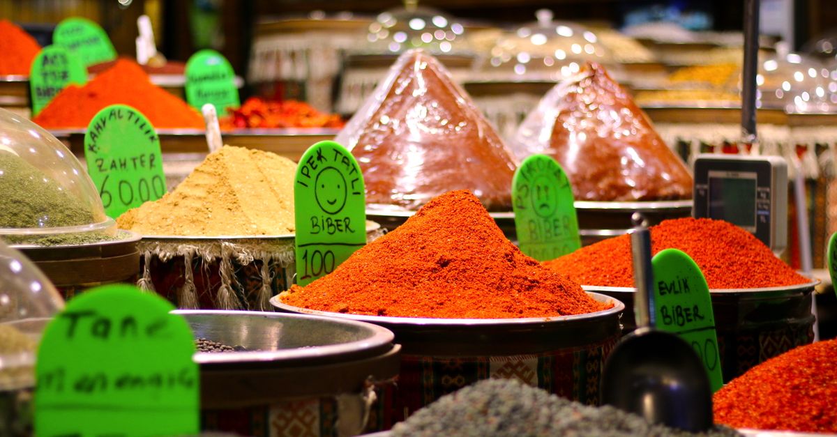 découvrez le baharat, un mélange d'épices traditionnel du moyen-orient qui apporte saveur et chaleur à vos plats. parfait pour rehausser viandes, légumes et soupes.