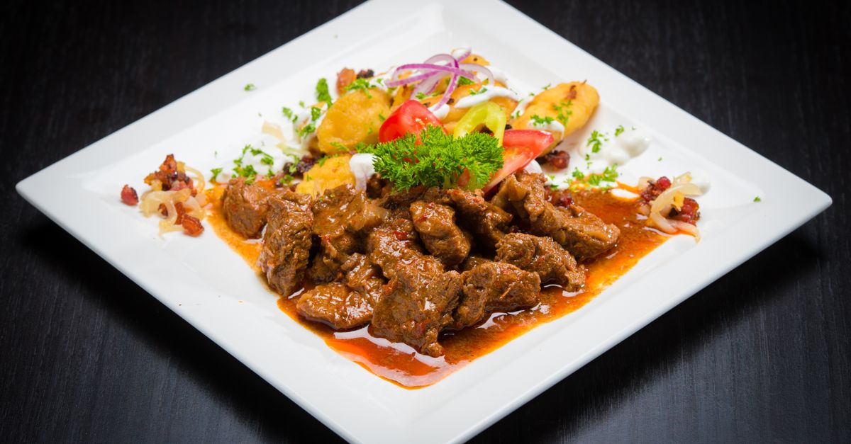 découvrez la recette traditionnelle du bœuf bourguignon, un plat français savoureux à base de viande mijotée dans du vin rouge avec des légumes et des herbes aromatiques.