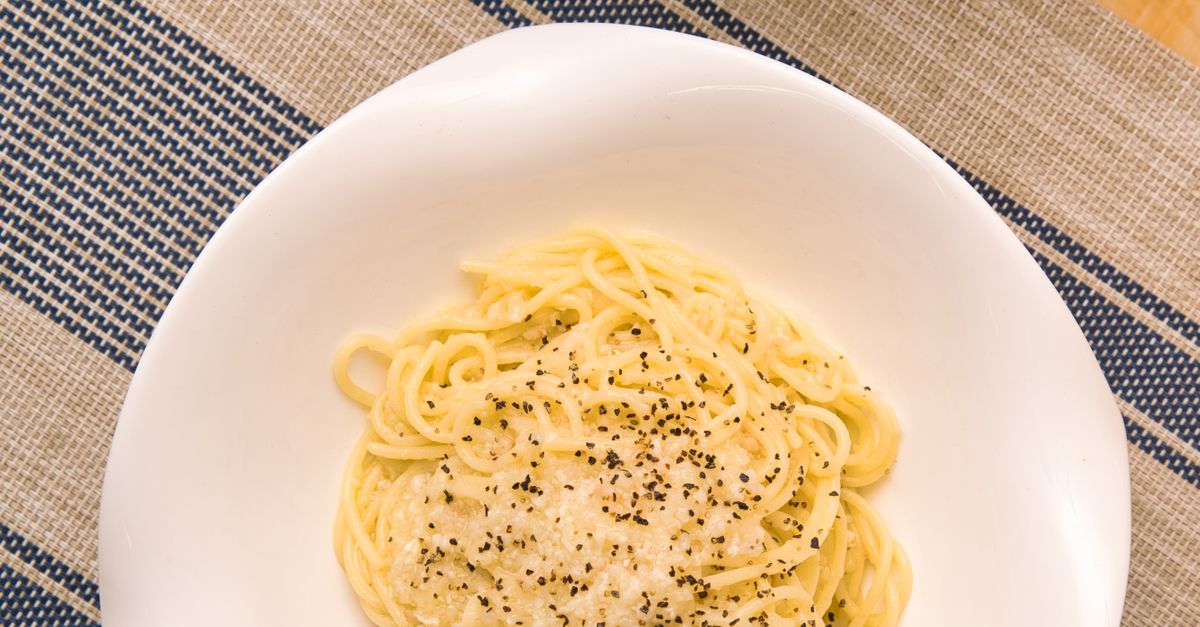 découvrez notre recette authentique de cacio e pepe pizza, alliant la simplicité du fromage pecorino et la fraîcheur du poivre noir pour une saveur italienne unique.
