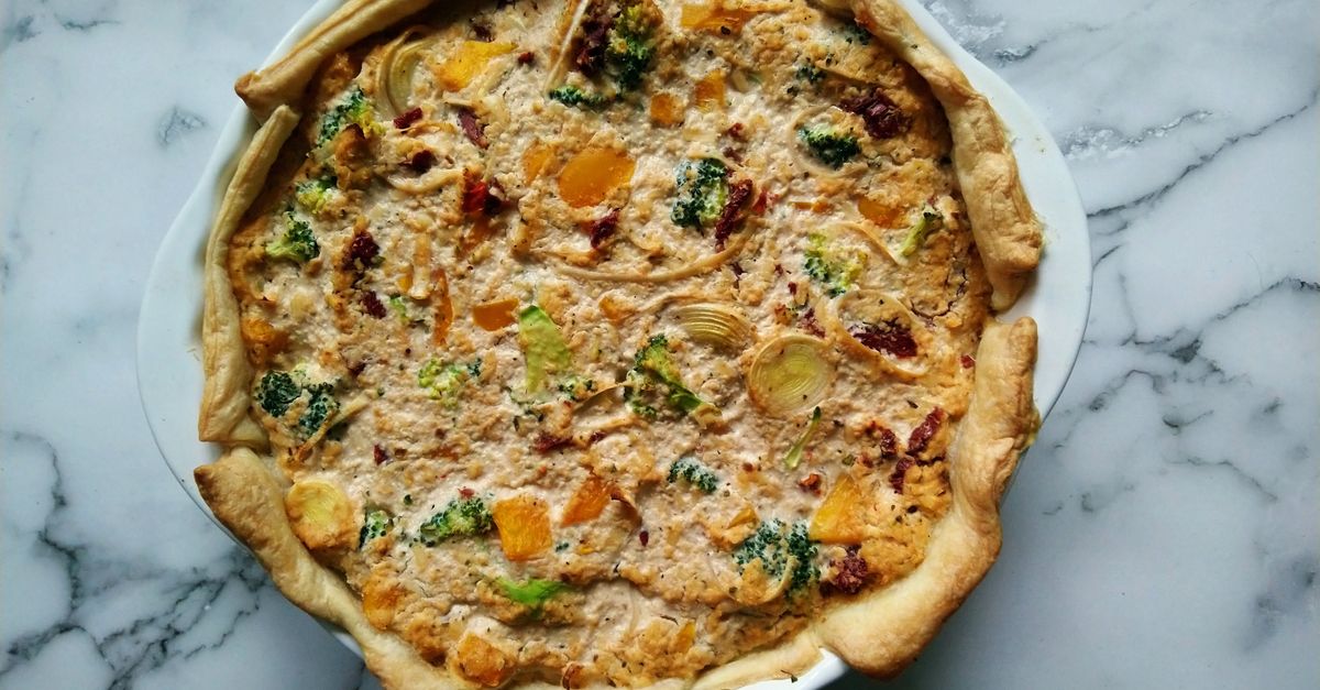 découvrez notre délicieuse tarte aux oignons caramélisés, parfaite pour un apéritif savoureux ou un repas léger. une recette simple et gourmande à ne pas manquer !
