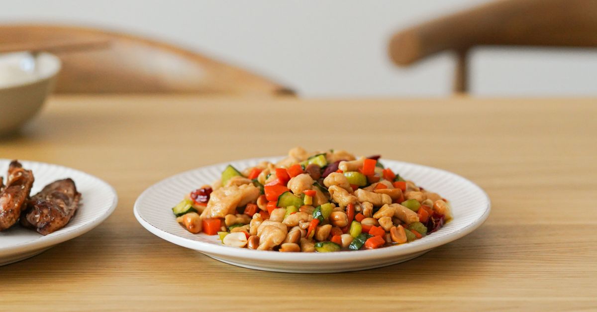 découvrez une recette savoureuse de poulet au beurre de cacahuète, alliant douceur et épices pour un plat original et délicieux.