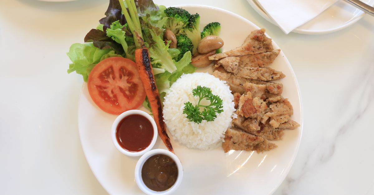 découvrez une recette savoureuse de poulet accompagné de carottes et de champignons, parfaite pour un repas équilibré et délicieux.
