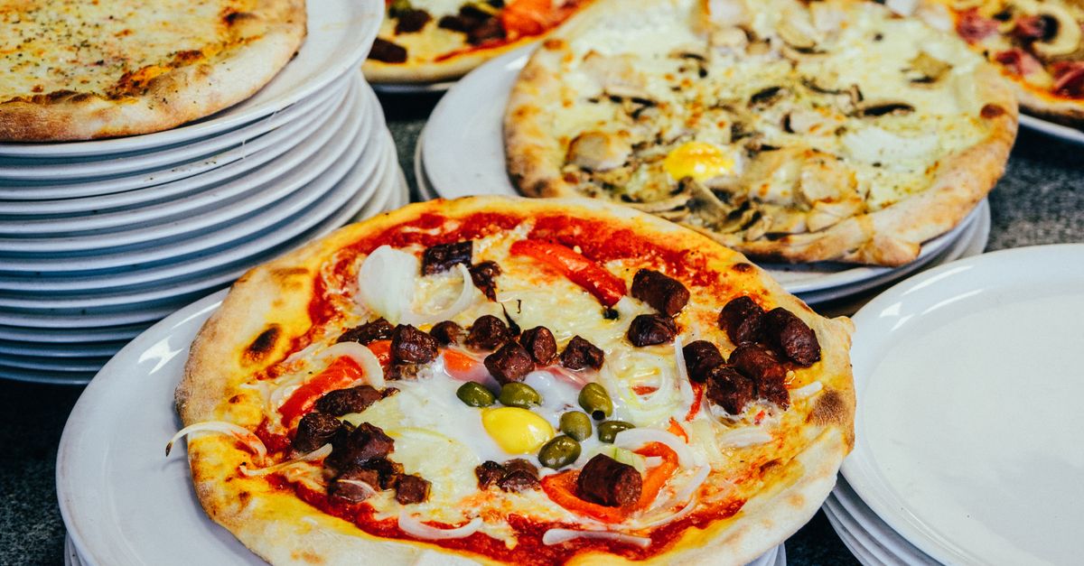 découvrez la pizza sicilienne, une spécialité italienne authentique avec une pâte épaisse, une sauce tomate savoureuse et des ingrédients frais pour un goût unique.