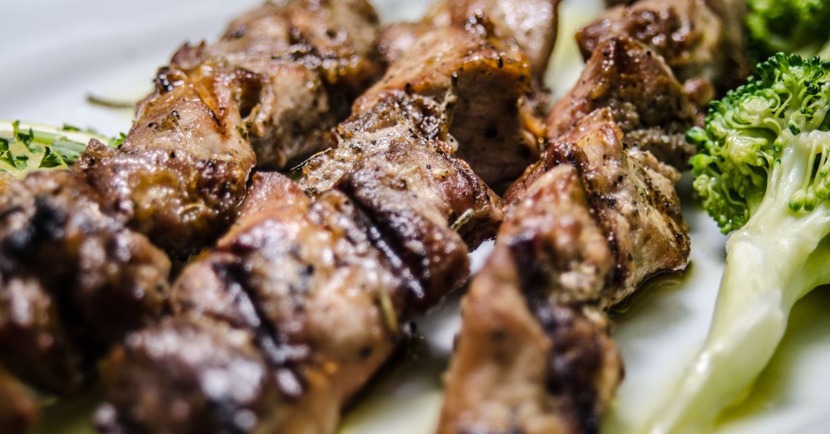 découvrez le souvlaki, un plat traditionnel grec délicieux composé de morceaux de viande grillée marinée, souvent servi avec du pain pita, des légumes frais et une sauce savoureuse.