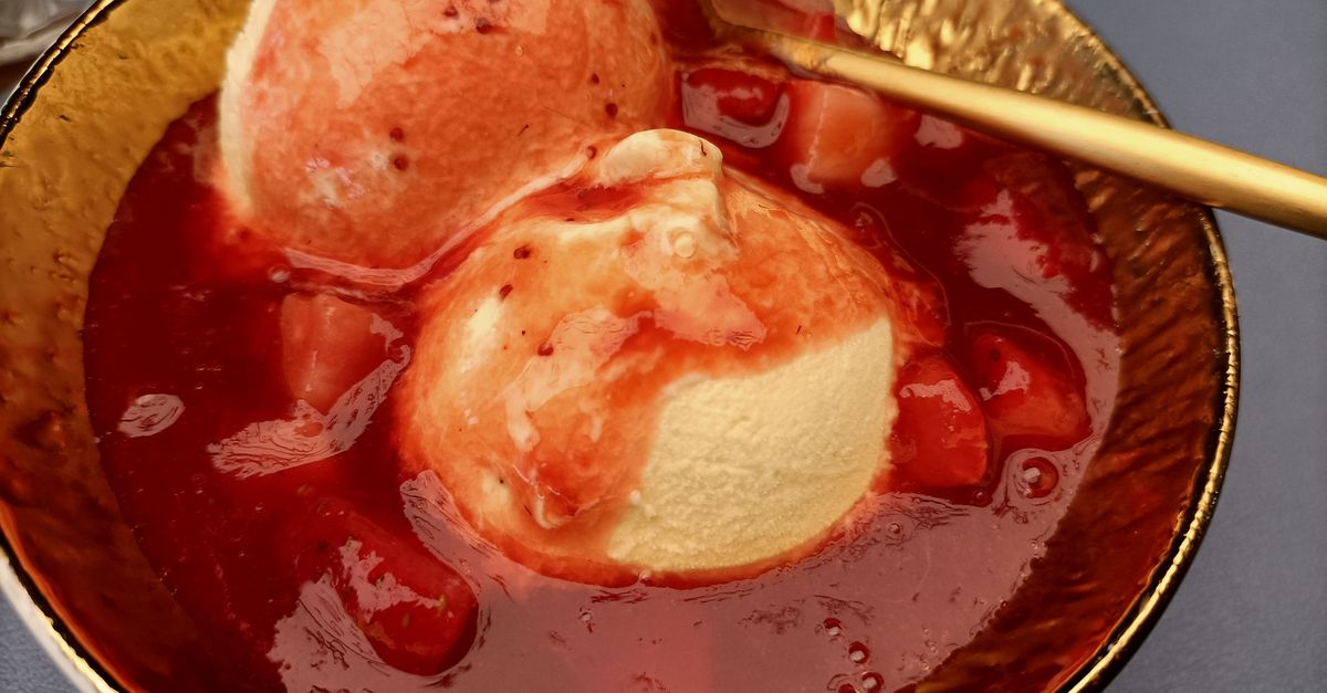 découvrez notre recette rafraîchissante de soupe à la fraise, parfaite pour une entrée sucrée et légère.