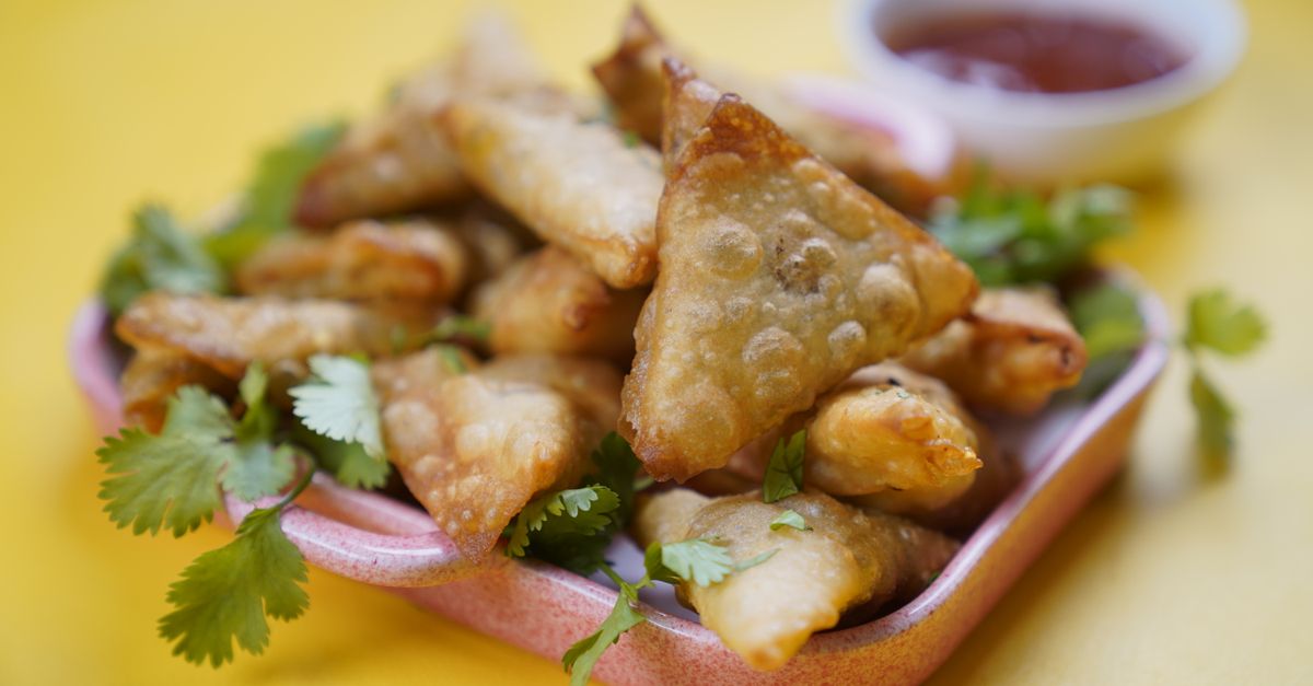 découvrez notre recette savoureuse de samosas au thon, une délicieuse fusion de saveurs parfaites pour un apéritif ou un repas léger.
