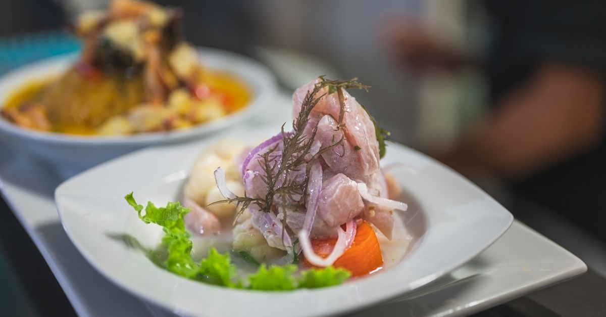 découvrez le ceviche, une spécialité fraîche et savoureuse de poisson mariné au citron vert, relevée d’herbes et d’épices.