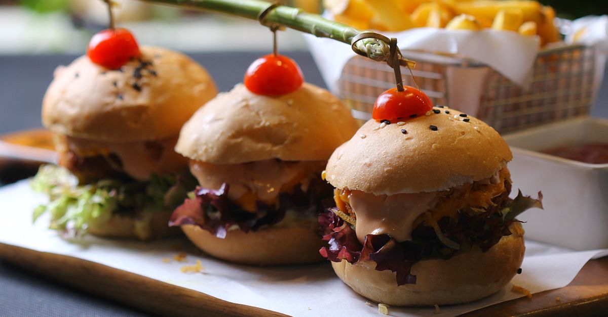 découvrez une recette de burger au riz croustillant, facile à préparer et pleine de saveurs, avec une texture dorée et irrésistible.