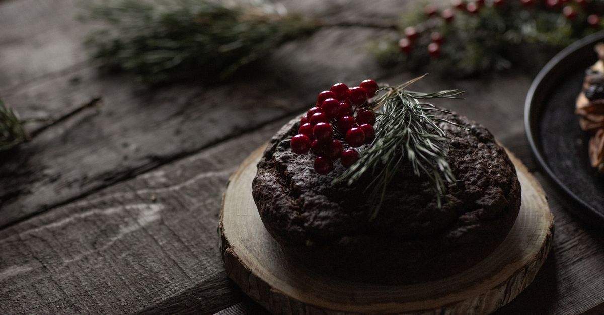 découvrez un gâteau au chocolat noir intense et fondant, parfait pour les gourmands. une recette simple pour un dessert irrésistible.