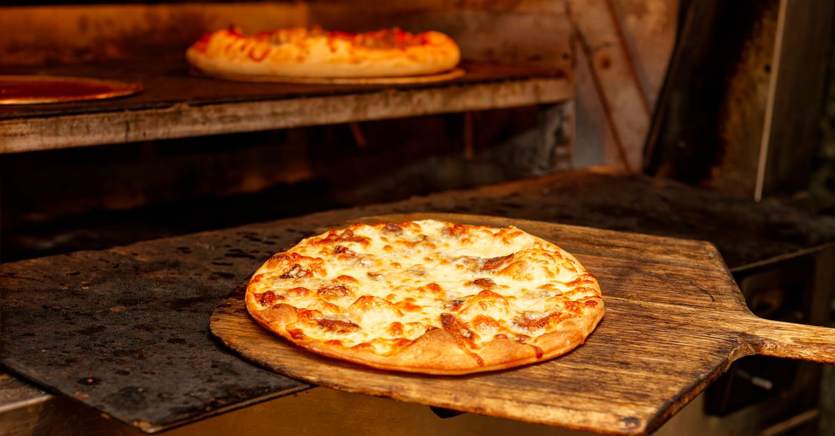 découvrez comment réchauffer une pizza au four pour retrouver une pâte croustillante et une garniture savoureuse, sans la dessécher.