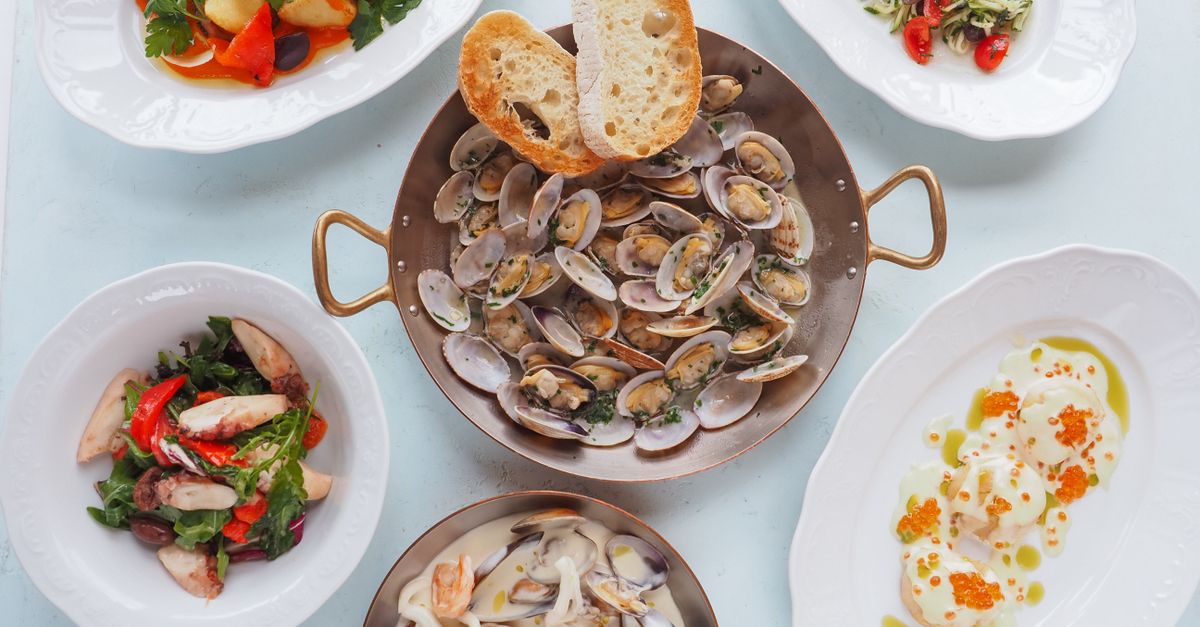 découvrez une salade de fruits de mer fraîche et savoureuse, mêlant crevettes, calamars et légumes croquants pour un repas léger et gourmand.
